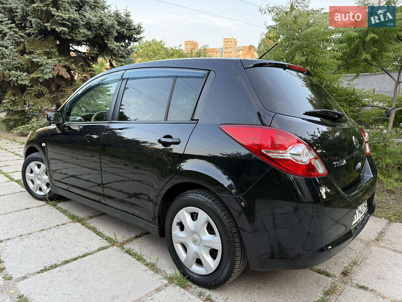 Nissan TIIDA 2011
