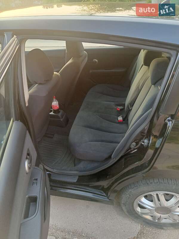 Седан Nissan TIIDA 2010 в Новом Буге