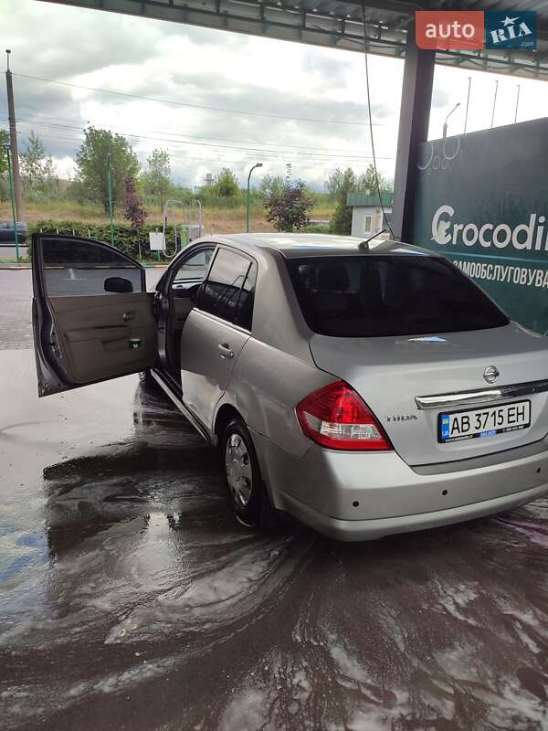 Nissan TIIDA 2007