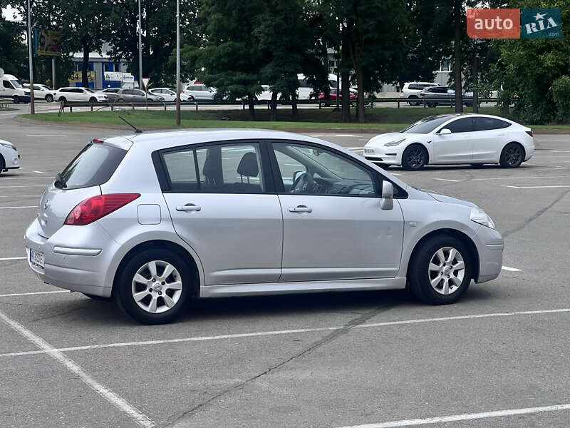 Хэтчбек Nissan TIIDA 2011 в Киеве