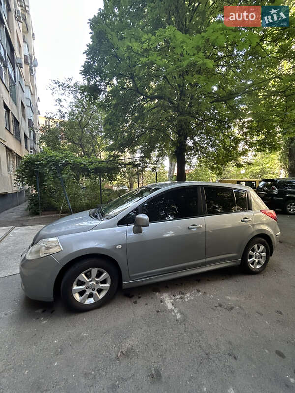 Nissan TIIDA 2010
