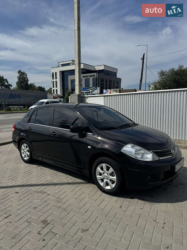 Седан Nissan TIIDA 2011 в Ивано-Франковске