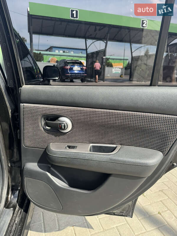 Седан Nissan TIIDA 2011 в Ивано-Франковске