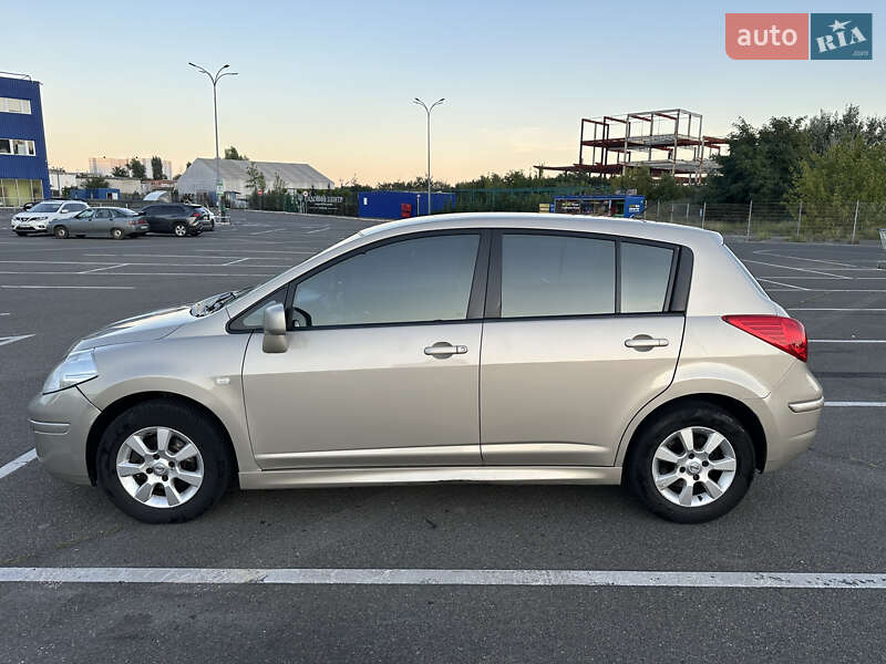 Хэтчбек Nissan TIIDA 2011 в Киеве