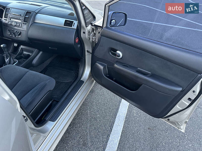 Хэтчбек Nissan TIIDA 2011 в Киеве