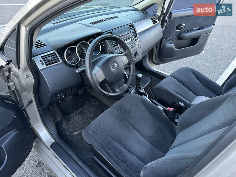 Хэтчбек Nissan TIIDA 2011 в Киеве