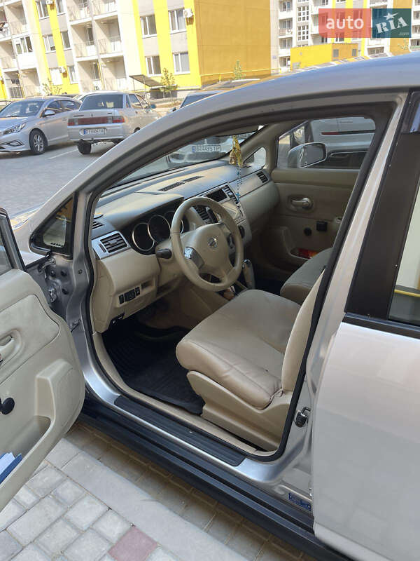 Хэтчбек Nissan TIIDA 2006 в Авангарде