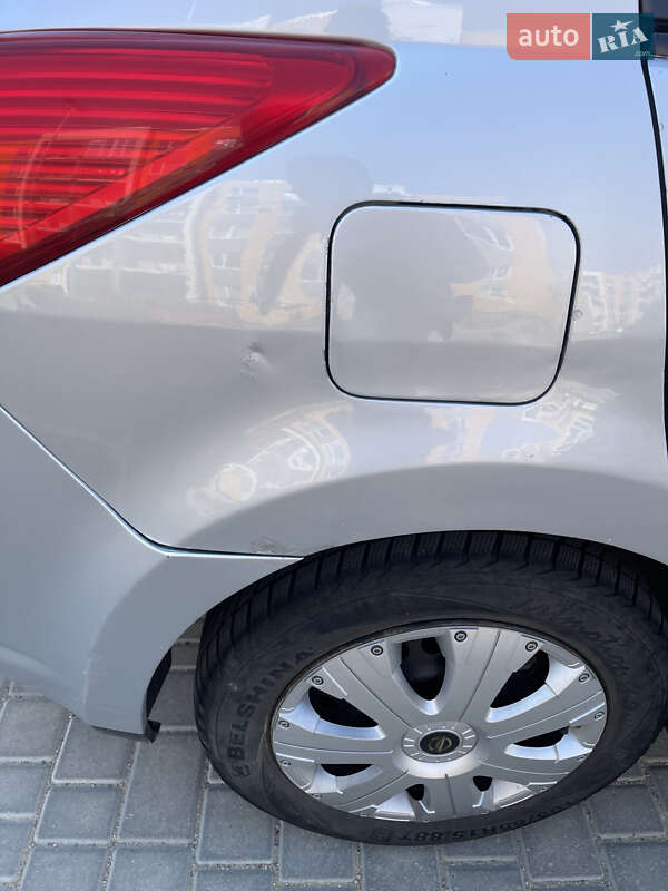 Хэтчбек Nissan TIIDA 2006 в Авангарде