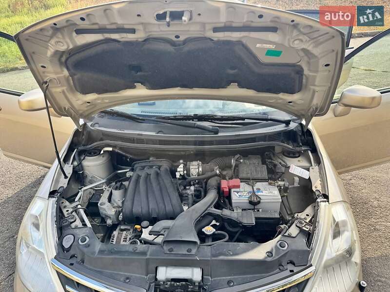 Хэтчбек Nissan TIIDA 2011 в Киеве