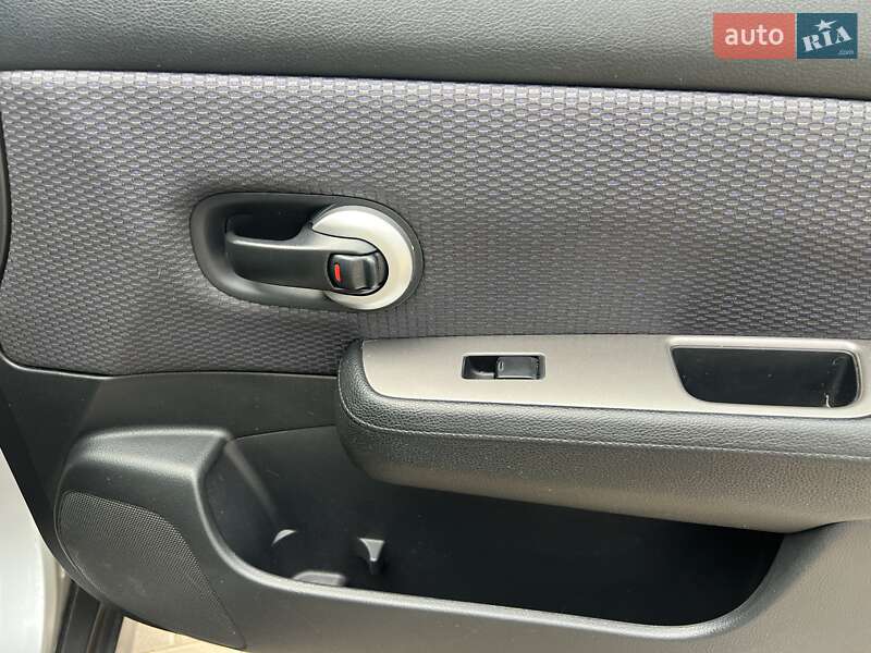 Хэтчбек Nissan TIIDA 2008 в Киеве