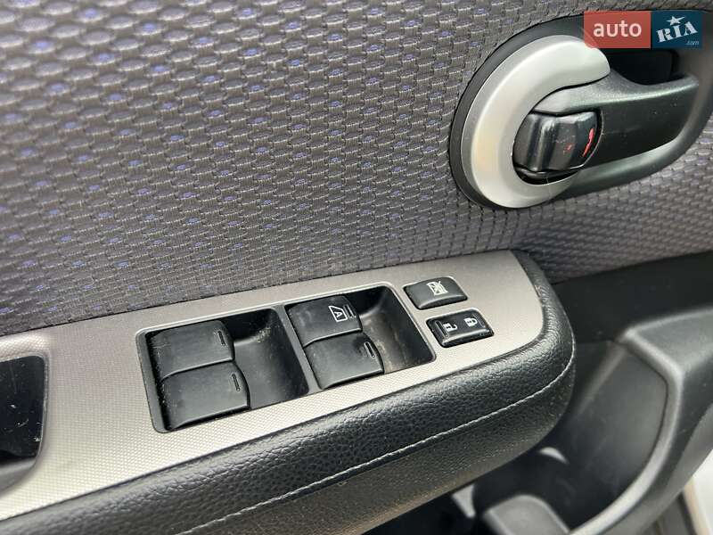 Хэтчбек Nissan TIIDA 2008 в Киеве