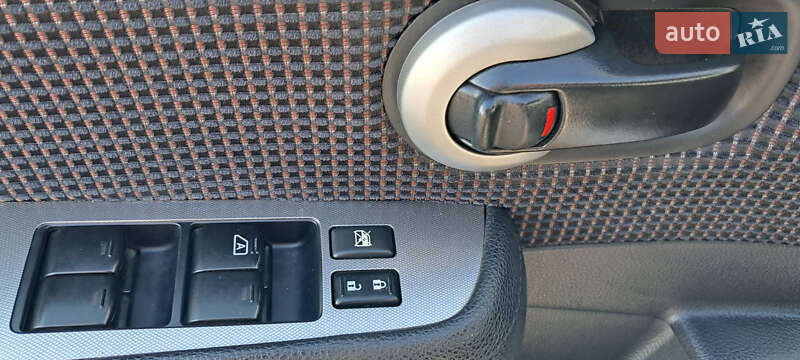 Хетчбек Nissan TIIDA 2010 в Києві фото 17 Хетчбек Nissan TIIDA 2010 в Києві