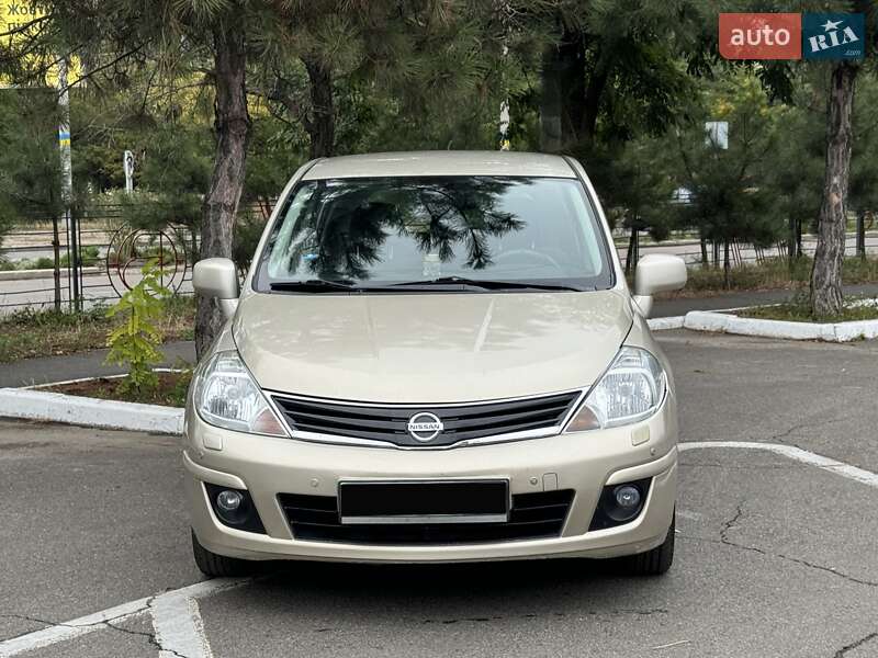 Nissan TIIDA 2010