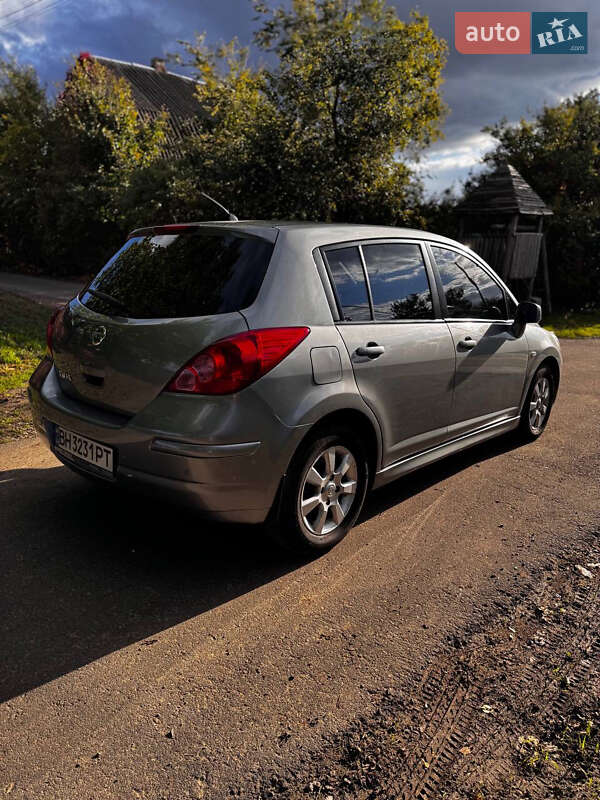 Хэтчбек Nissan TIIDA 2010 в Одессе