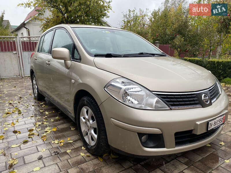 Хэтчбек Nissan TIIDA 2010 в 