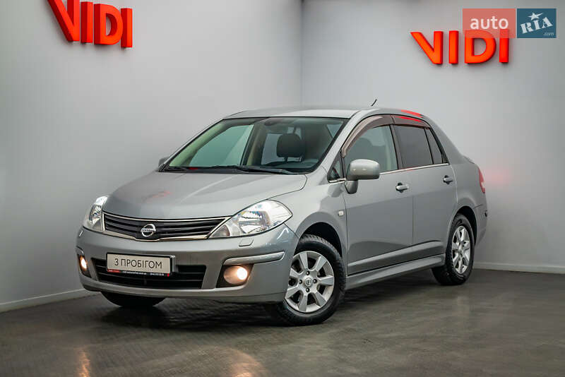 Nissan TIIDA 2011