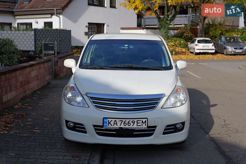 Хэтчбек Nissan TIIDA 2010 в Киеве