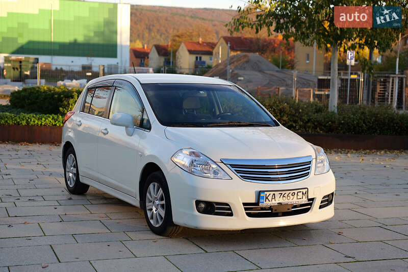 Хэтчбек Nissan TIIDA 2010 в Киеве