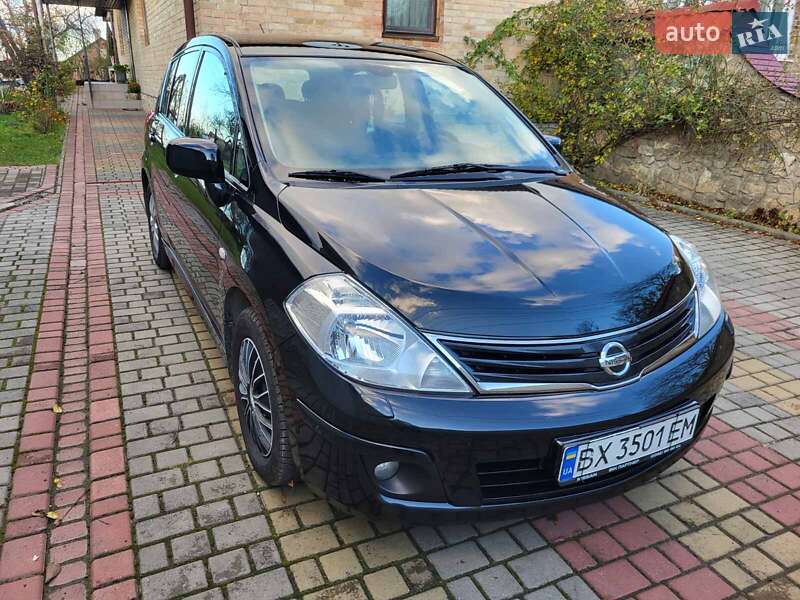 Хэтчбек Nissan TIIDA 2012 в Остроге