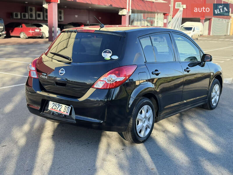 Хэтчбек Nissan TIIDA 2010 в Киеве