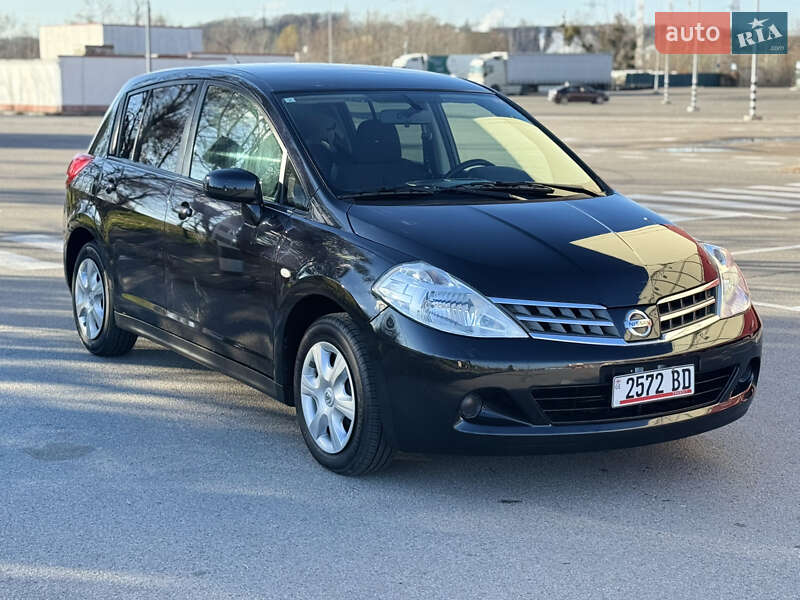 Хэтчбек Nissan TIIDA 2010 в Киеве