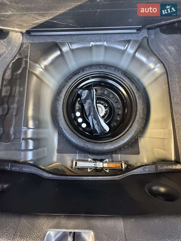 Хэтчбек Nissan TIIDA 2010 в Киеве