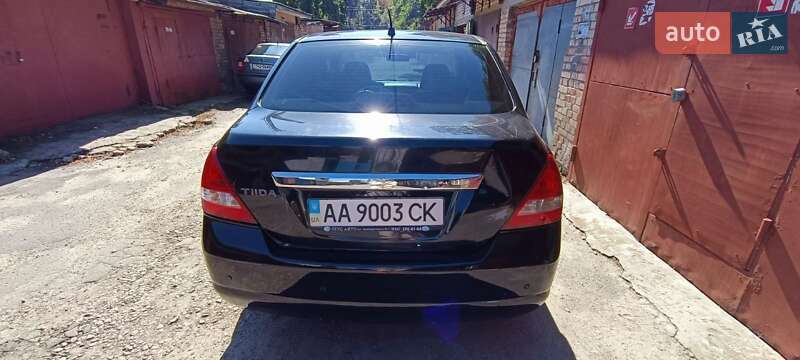 Седан Nissan TIIDA 2007 в Киеве