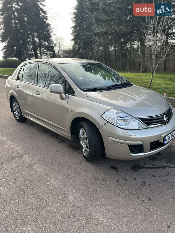 Седан Nissan TIIDA 2010 в Житомире