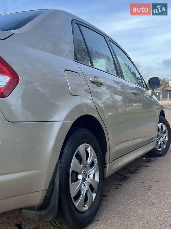 Седан Nissan TIIDA 2010 в Житомире