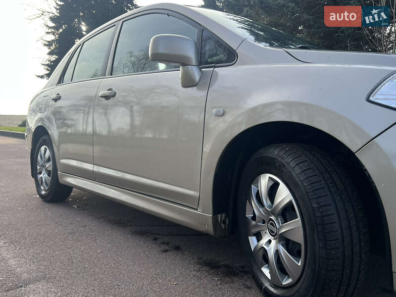 Седан Nissan TIIDA 2010 в Житомире