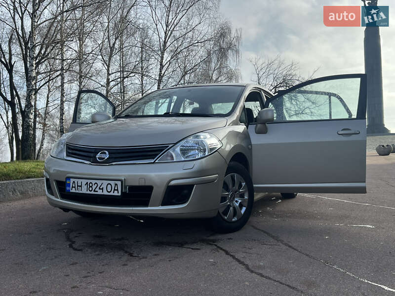 Седан Nissan TIIDA 2010 в Житомире