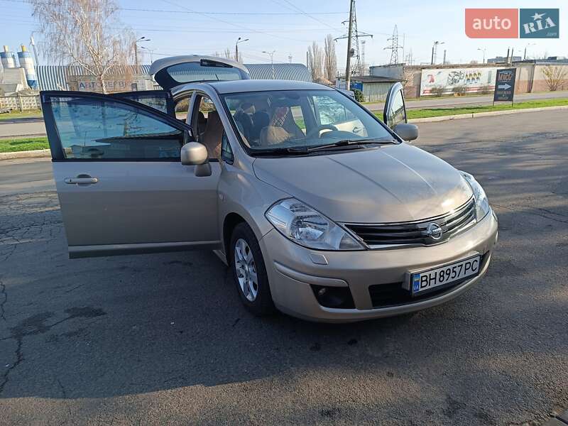 Хэтчбек Nissan TIIDA 2011 в Черноморске