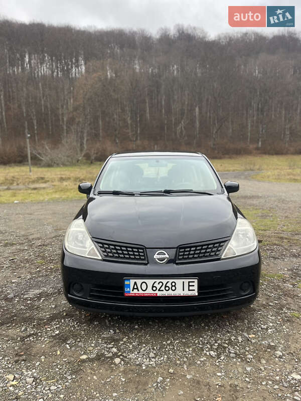 Хэтчбек Nissan TIIDA 2008 в Сваляве