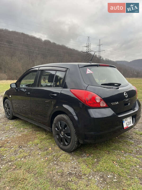 Хэтчбек Nissan TIIDA 2008 в Сваляве