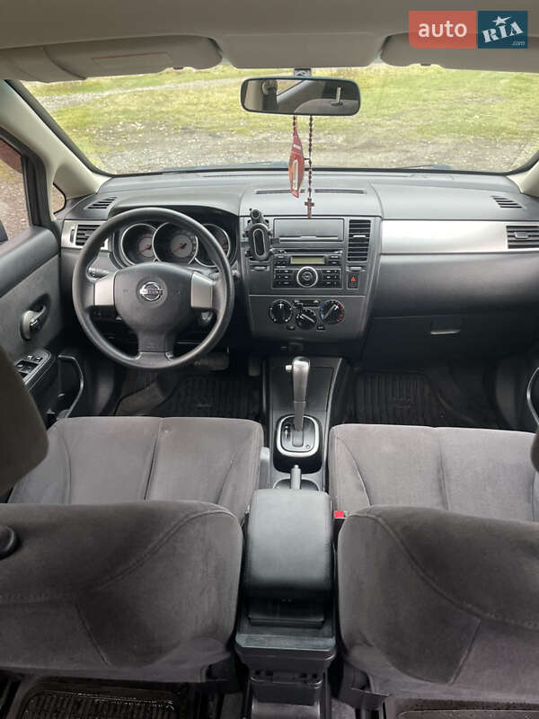 Хэтчбек Nissan TIIDA 2008 в Сваляве