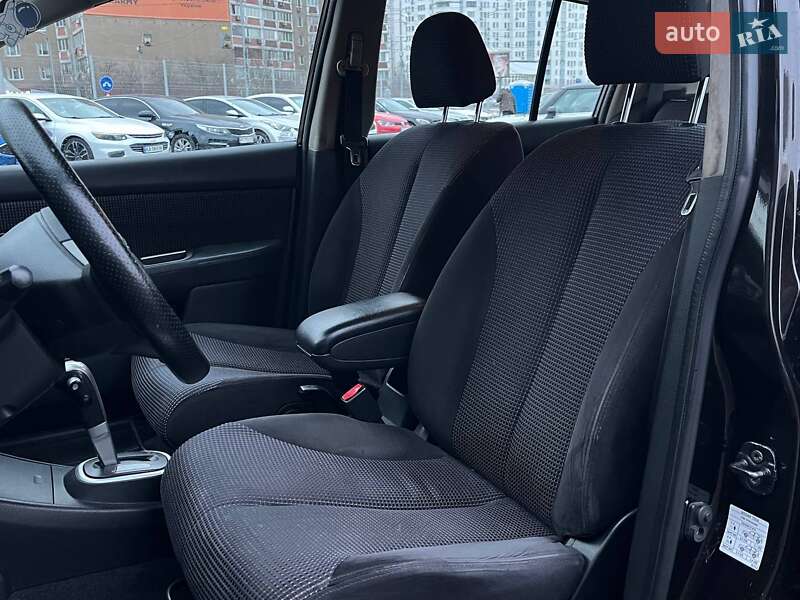 Хэтчбек Nissan TIIDA 2010 в Киеве