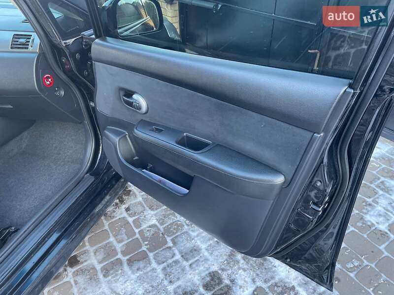 Хэтчбек Nissan TIIDA 2011 в Шептицькому