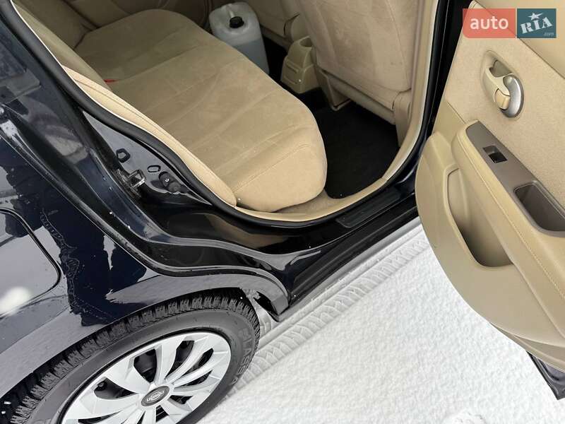 Седан Nissan TIIDA 2008 в Киеве