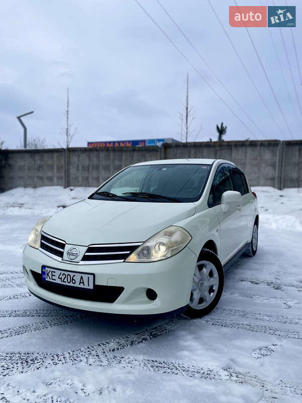 Хэтчбек Nissan TIIDA 2012 в Киеве