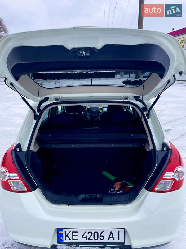 Хэтчбек Nissan TIIDA 2012 в Киеве