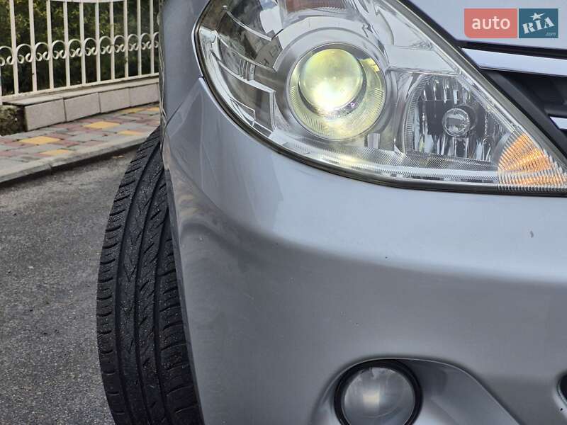 Хэтчбек Nissan TIIDA 2010 в Одессе фото 7 Хэтчбек Nissan TIIDA 2010 в Одессе