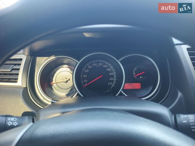 Хэтчбек Nissan TIIDA 2012 в Липовце