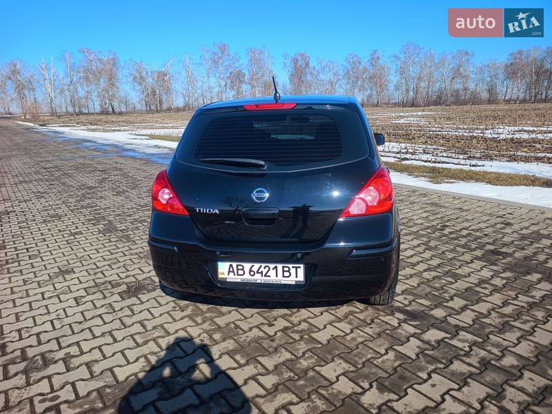 Хэтчбек Nissan TIIDA 2012 в Липовце