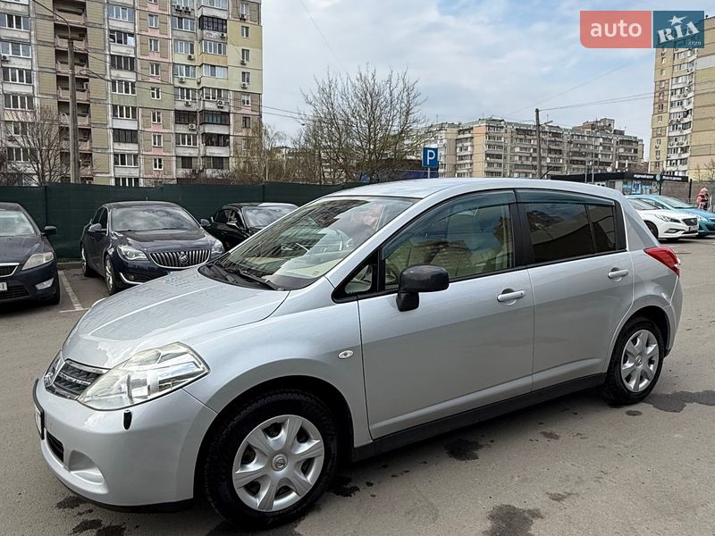 Хэтчбек Nissan TIIDA 2012 в Киеве