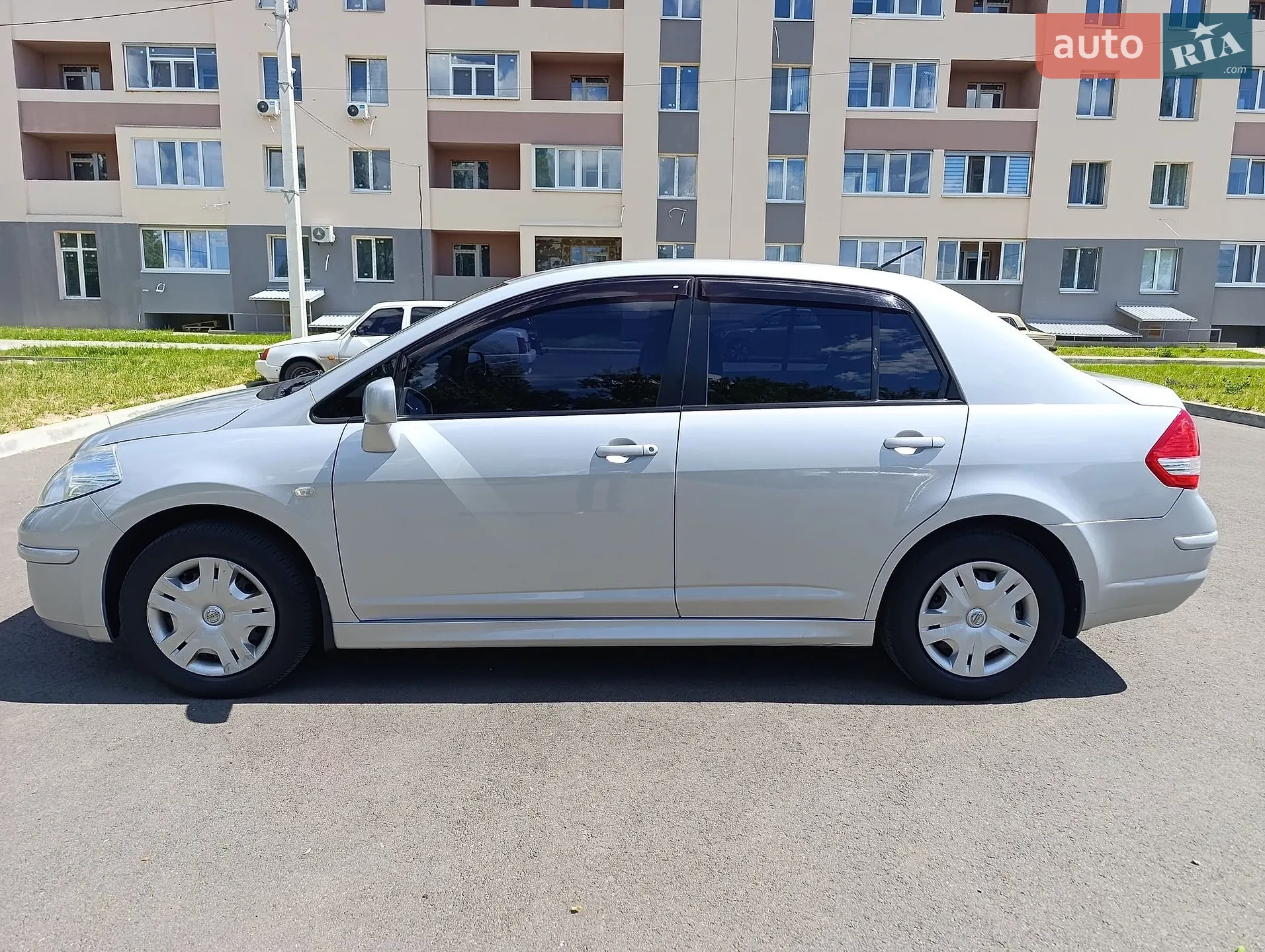 2011 Nissan Tiida - мініатюра 2