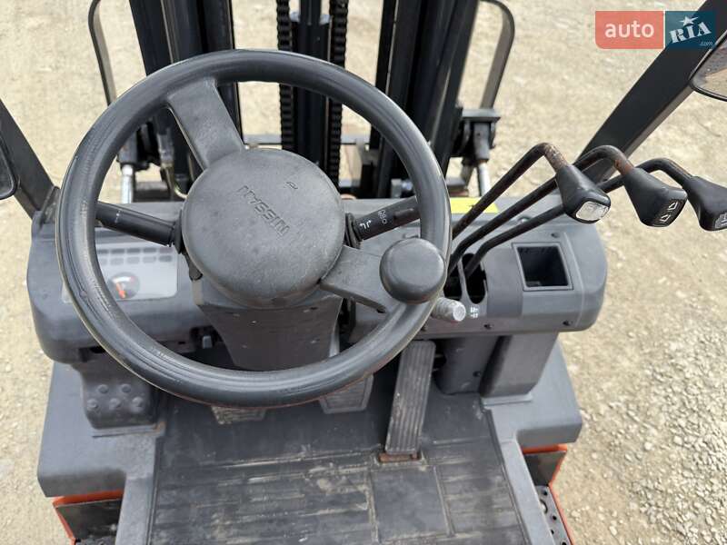 Вилочный погрузчик Nissan UD 2004 в Тячеве