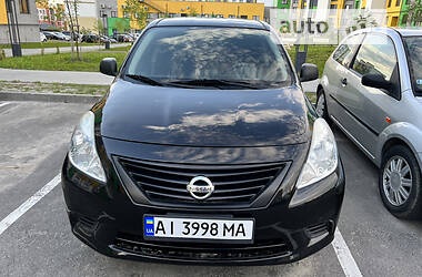 Седан Nissan Versa 2014 в Києві