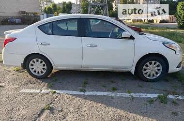 Седан Nissan Versa 2016 в Днепре