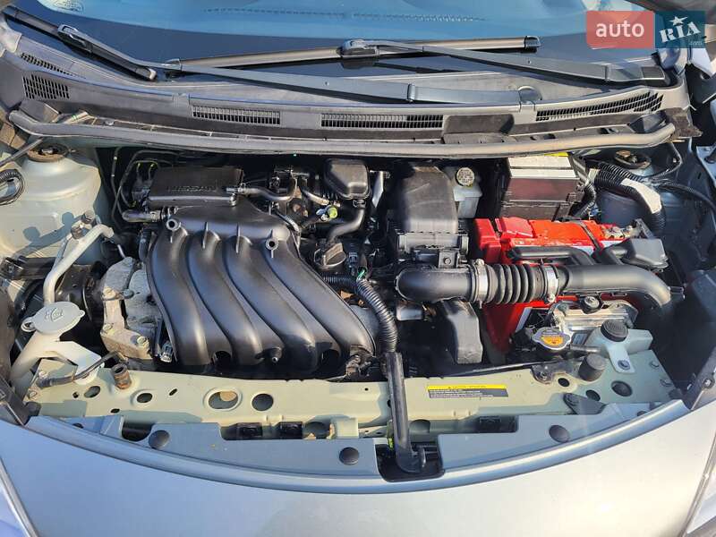 Седан Nissan Versa 2014 в Хмельницькому