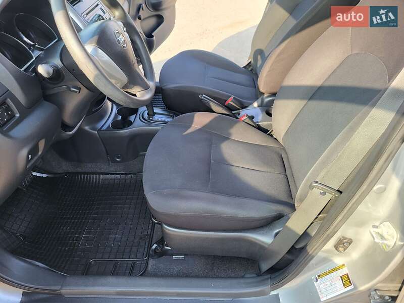 Седан Nissan Versa 2014 в Хмельницькому